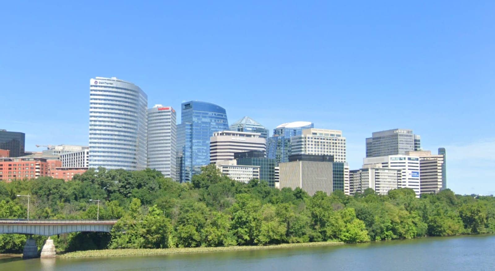 Hotels that allow 18-21 year olds in Arlington, Virginia