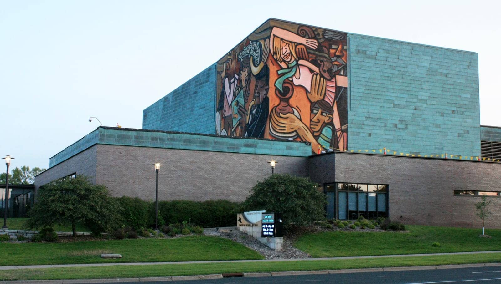 Hotels that allow 18-21 year olds in Bloomington, Minnesota