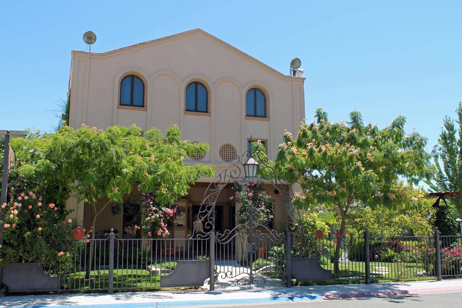 Hotels that allow 18-21 year olds in Elk Grove, California