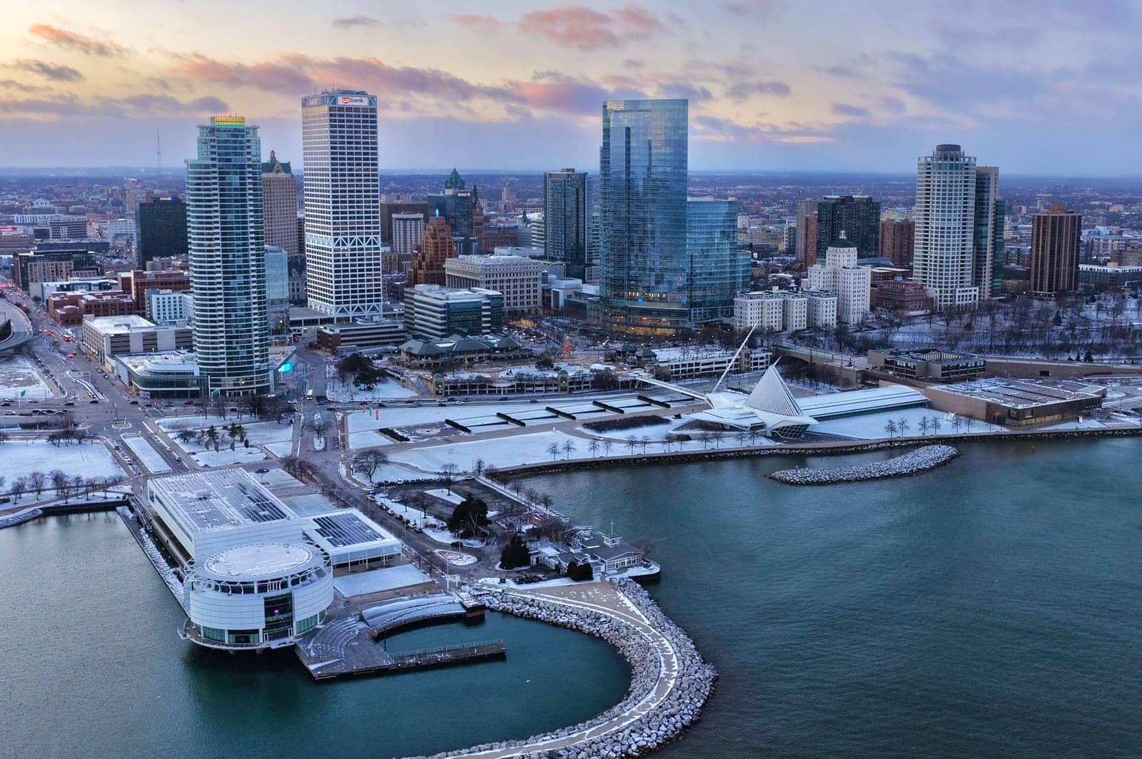 Hotels that allow 18-21 year olds in Milwaukee, Wisconsin