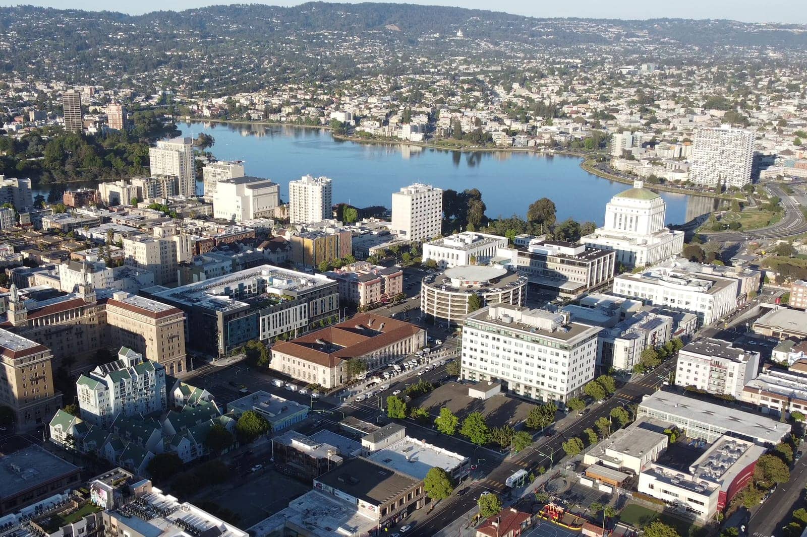 Hotels that allow 18-21 year olds in Oakland, California