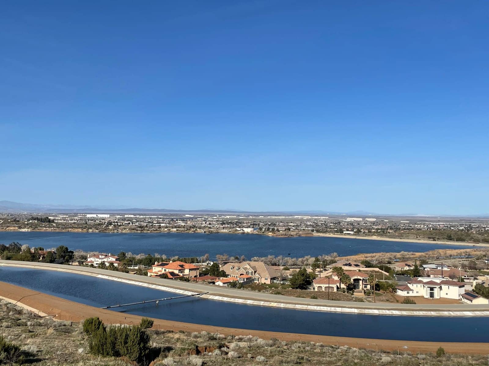 Hotels that allow 18-21 year olds in Palmdale, California