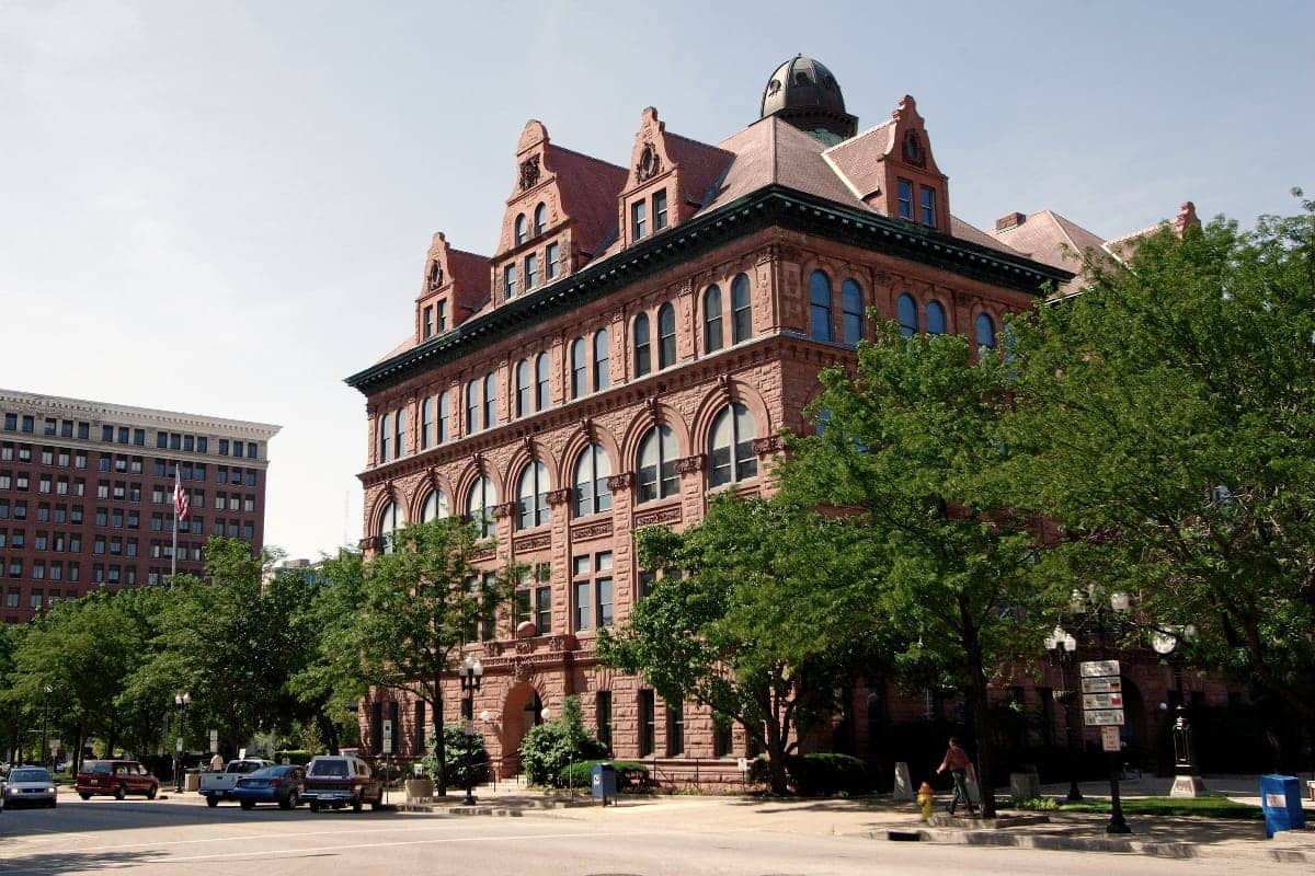 Hotels that allow 18-21 year olds in Peoria, Illinois