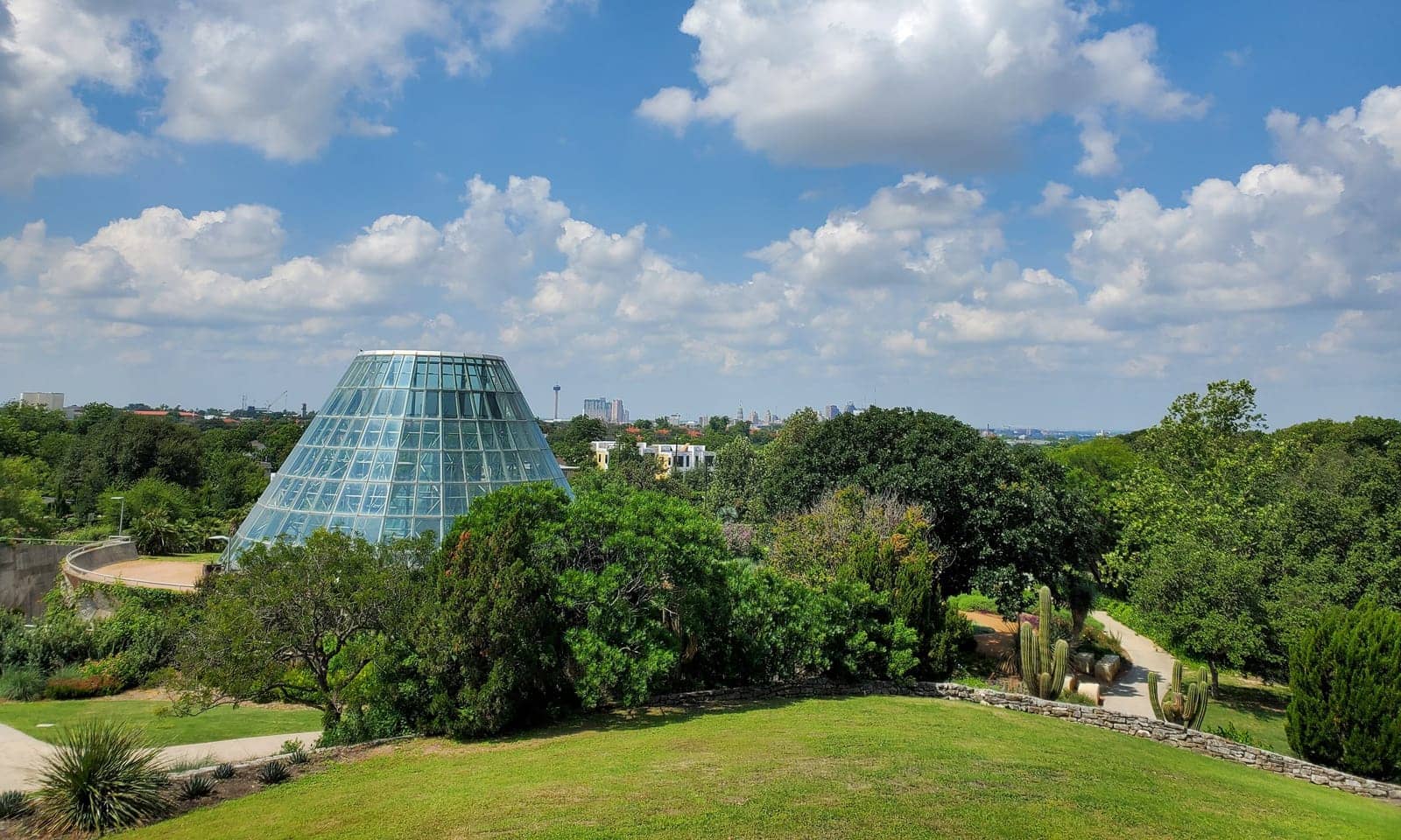 Hotels that allow 18-21 year olds in San Antonio, Texas