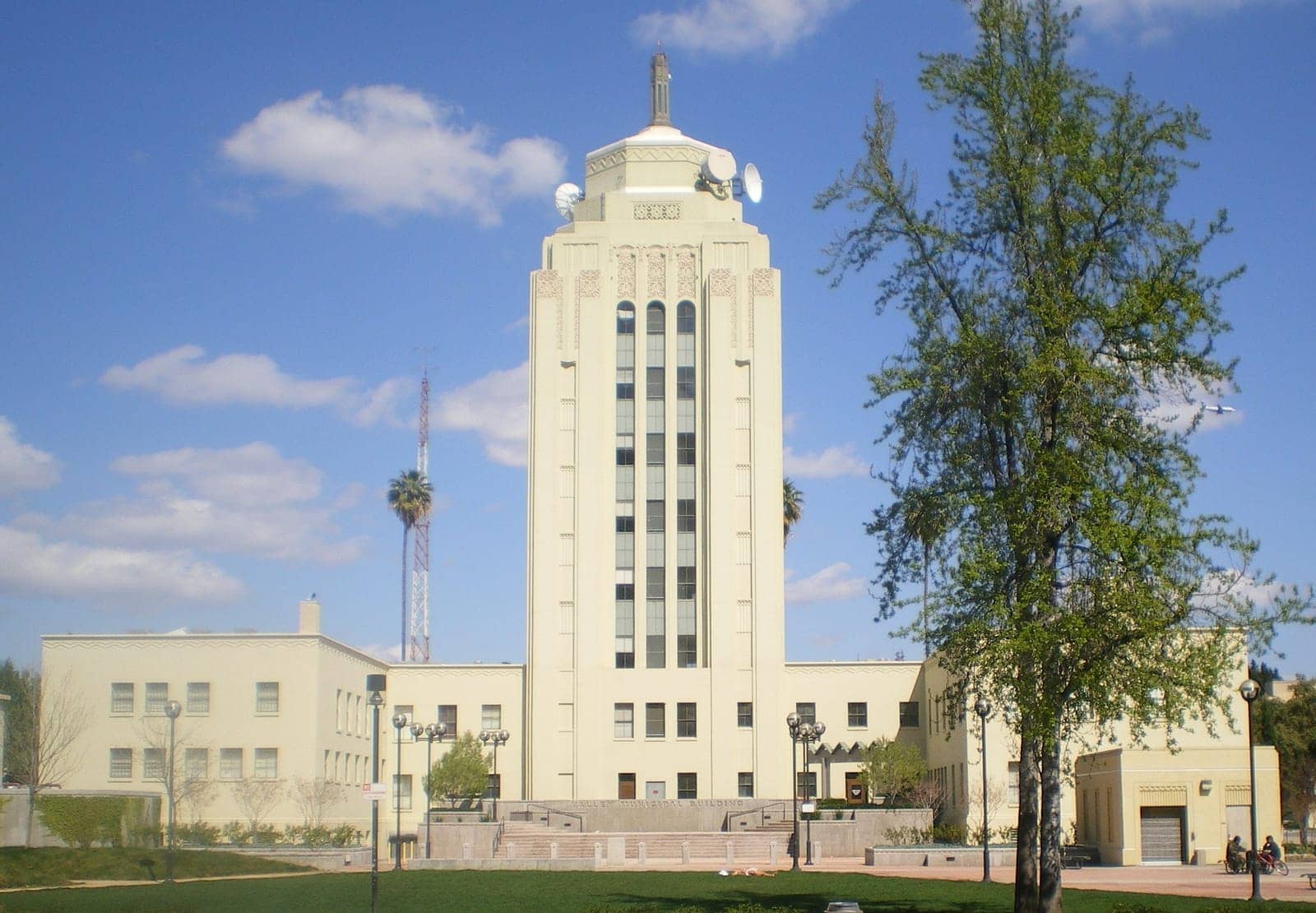 Hotels that allow 18-21 year olds in Van Nuys, California