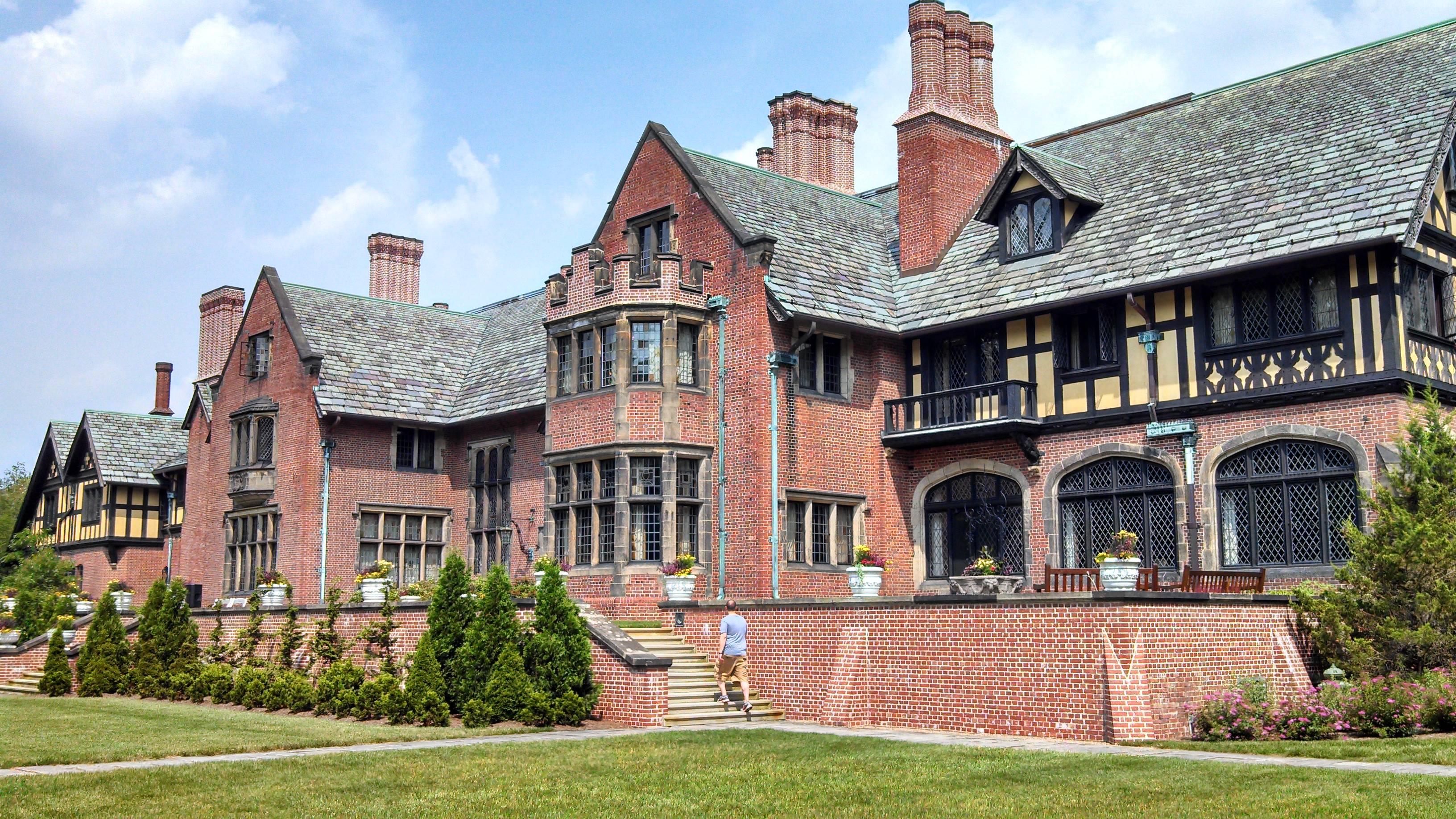 Hotels that allow 18-21 year olds in Akron, Ohio