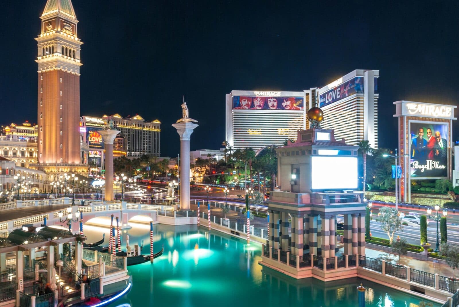 Las Vegas Hotels with 18 Check-In