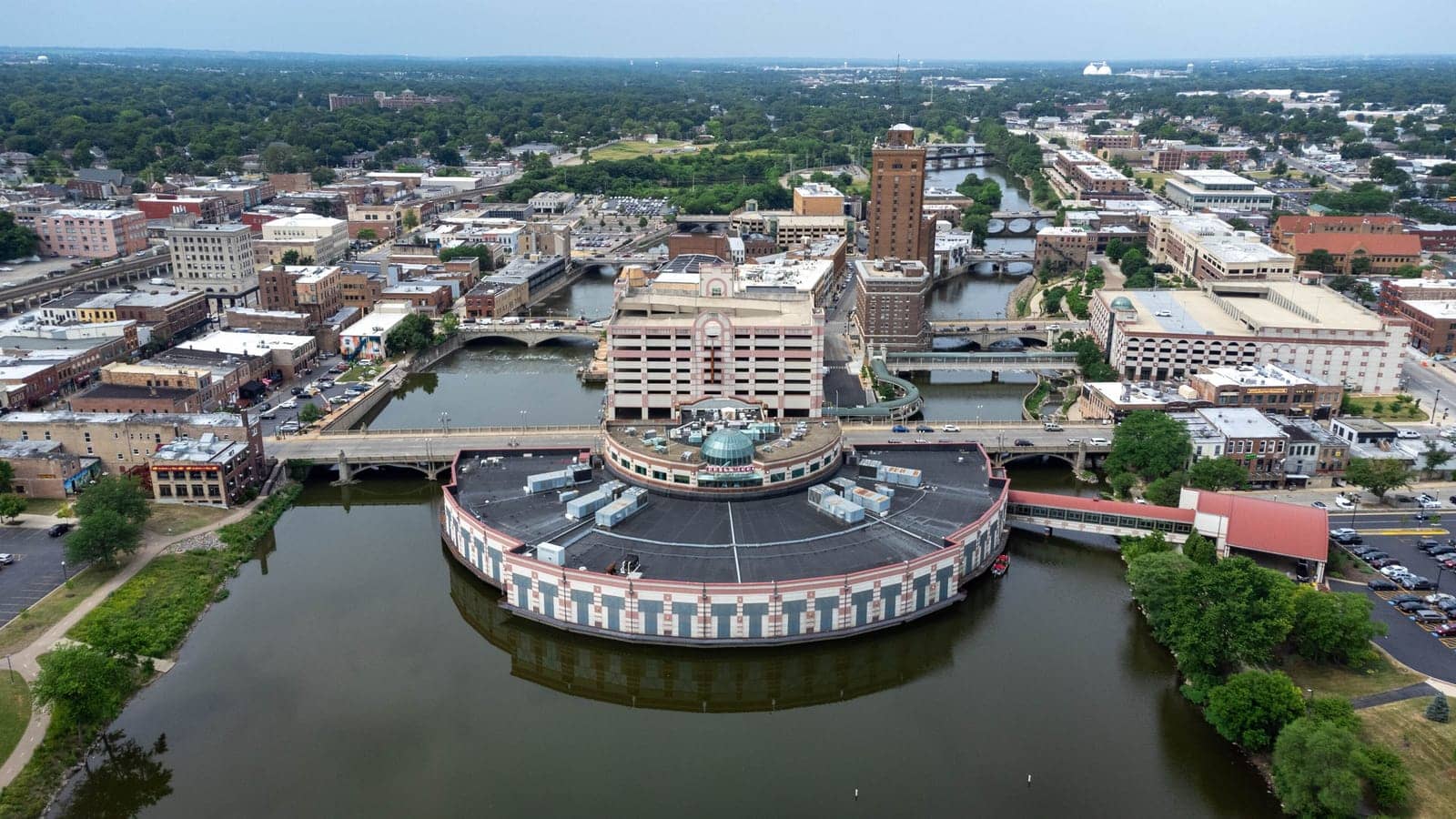 Hotels that allow 18-21 year olds in Aurora, Illinois