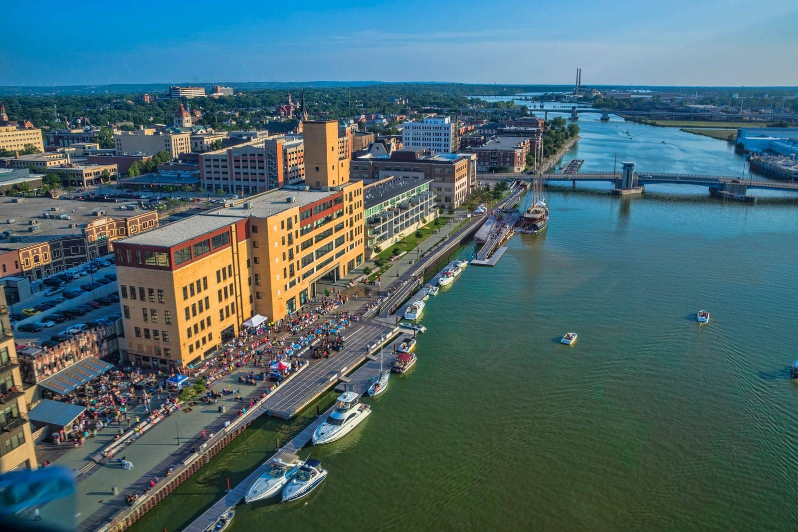Hotels that allow 18-21 year olds in Green Bay, Wisconsin