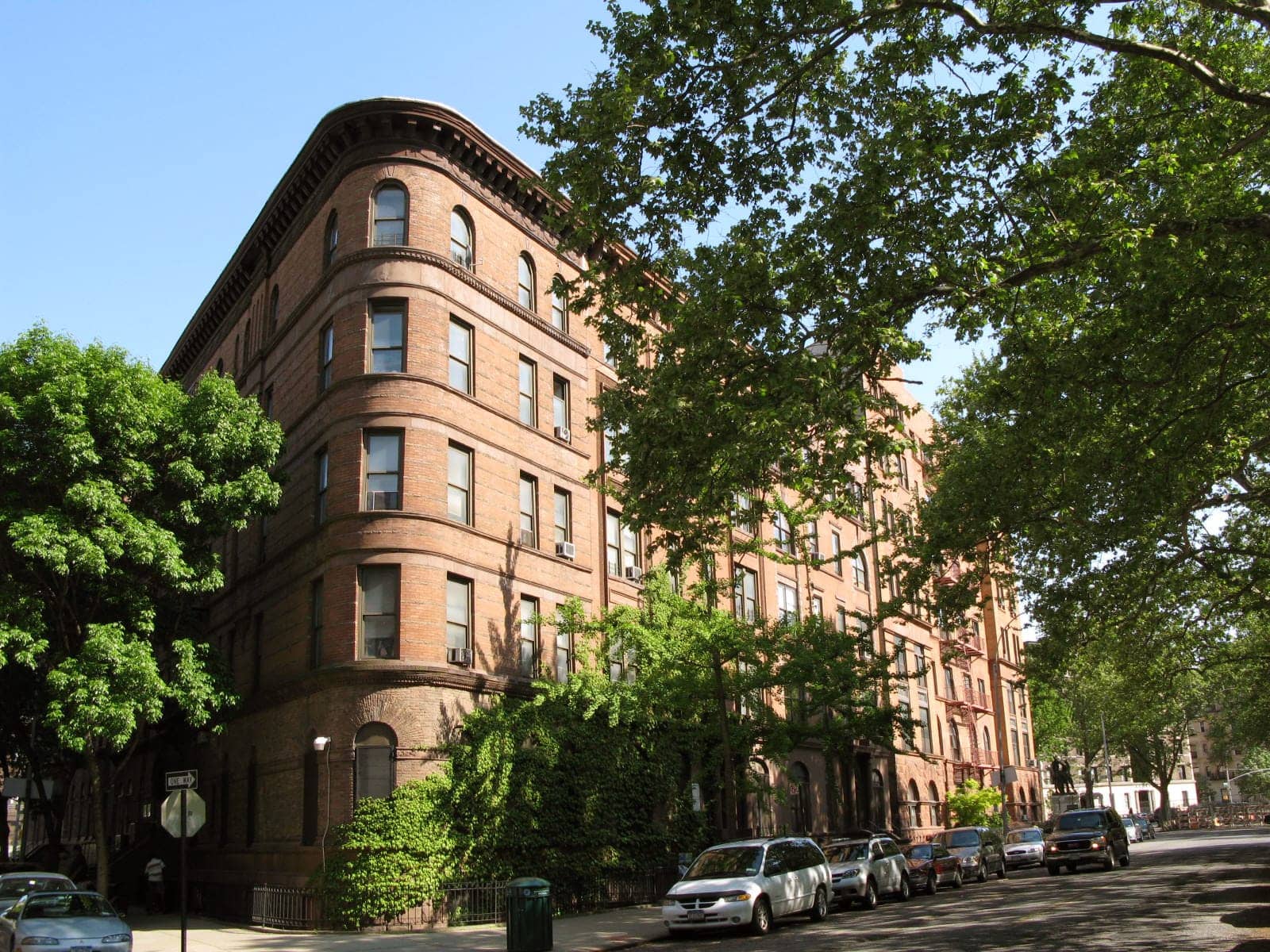 Hotels that allow 18-21 year olds in Harlem, New York
