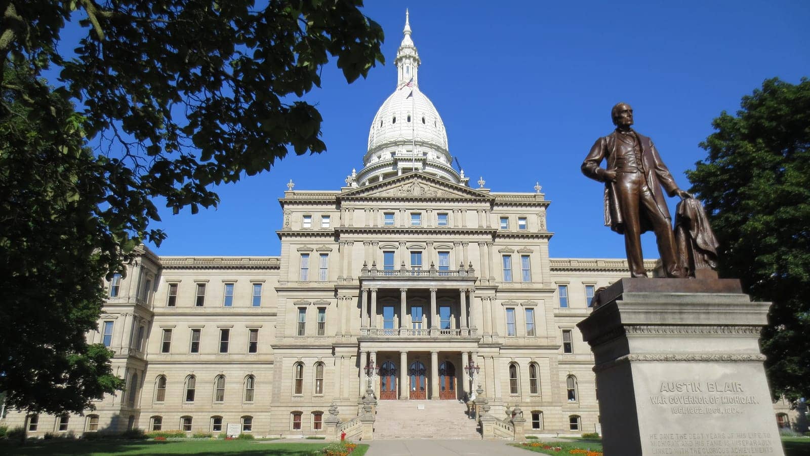 Hotels that allow 18-21 year olds in Lansing, Michigan