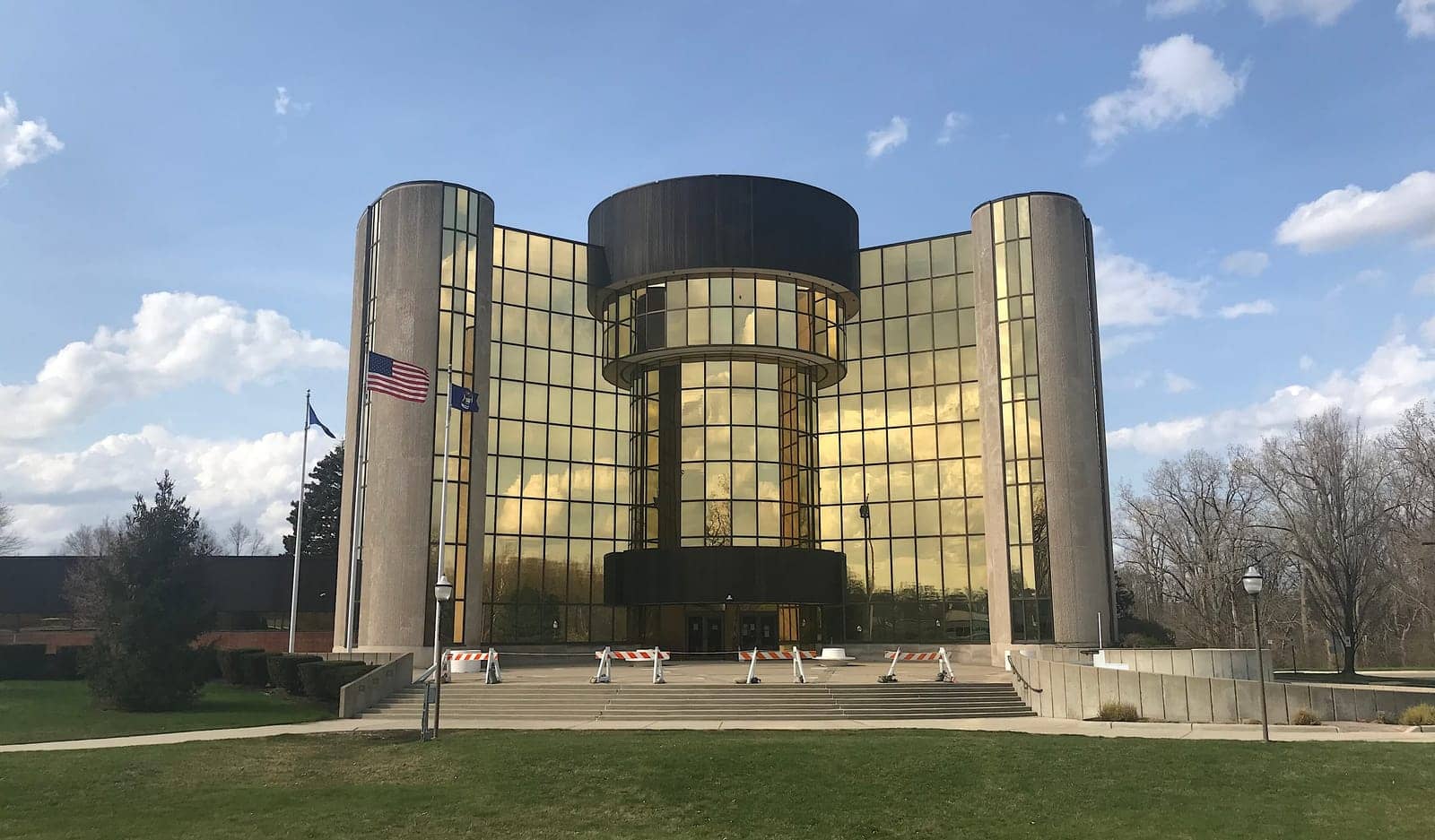 Hotels that allow 18-21 year olds in Livonia, Michigan