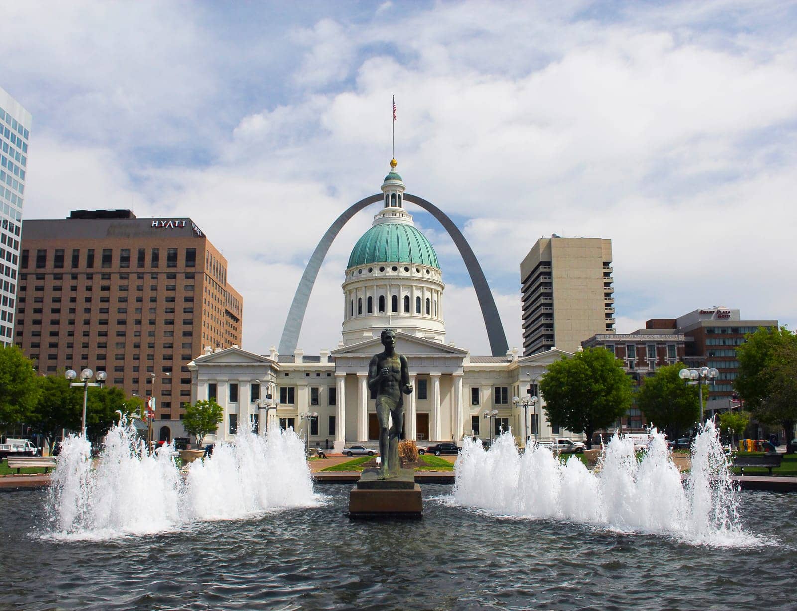 Hotels that allow 18-21 year olds in St. Louis, Missouri