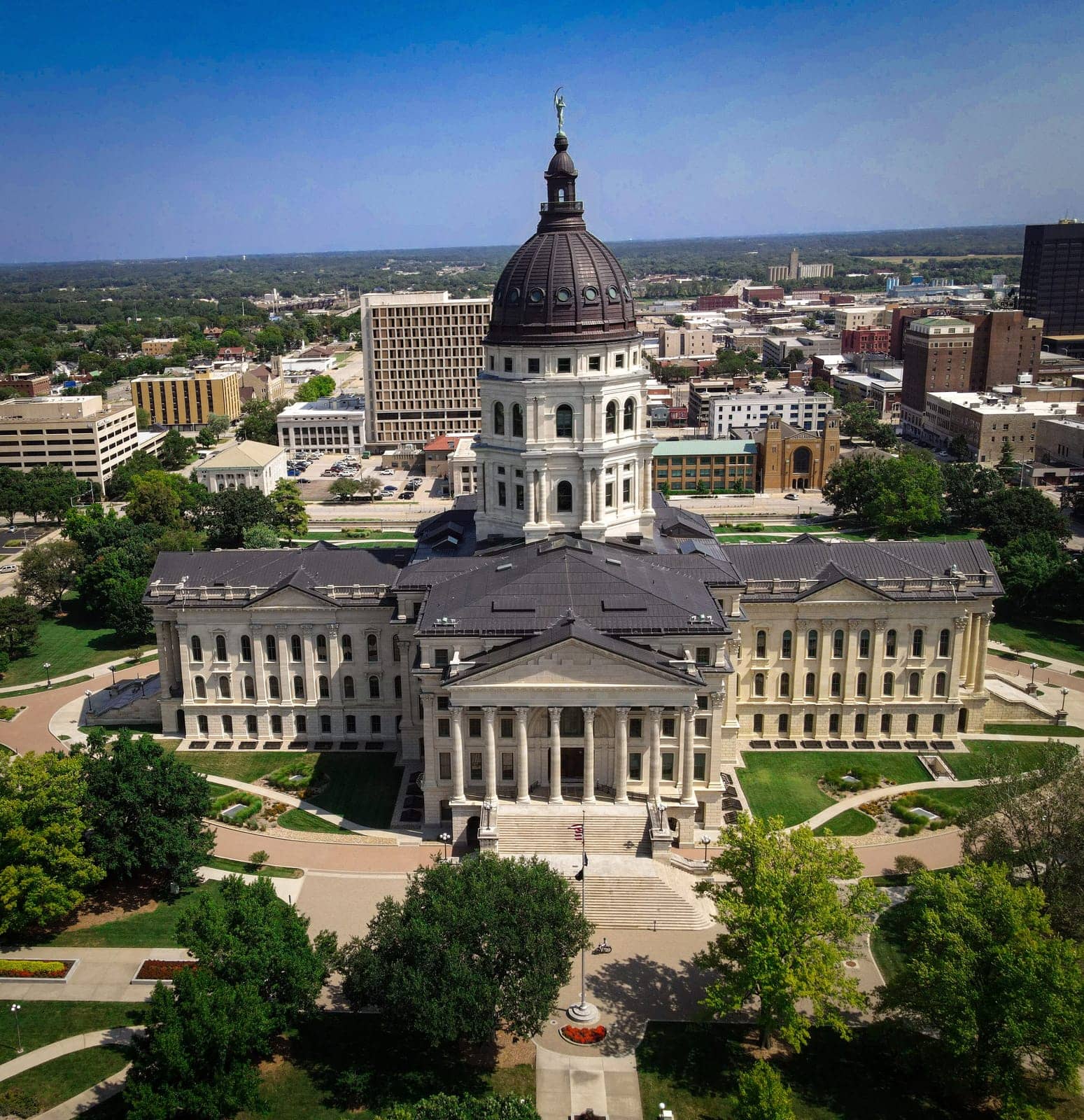 Hotels that allow 18-21 year olds in Topeka, Kansas