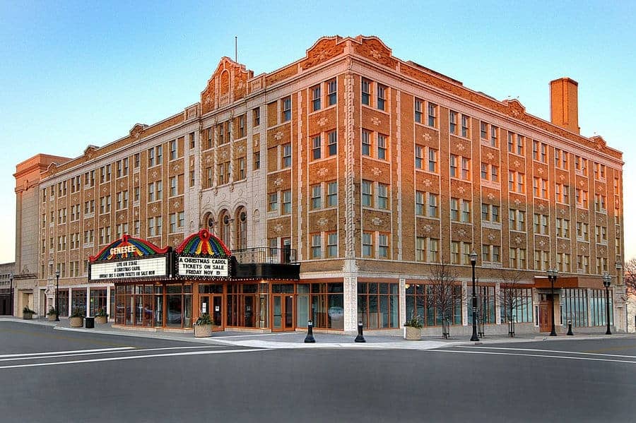 Hotels that allow 18-21 year olds in Waukegan, Illinois