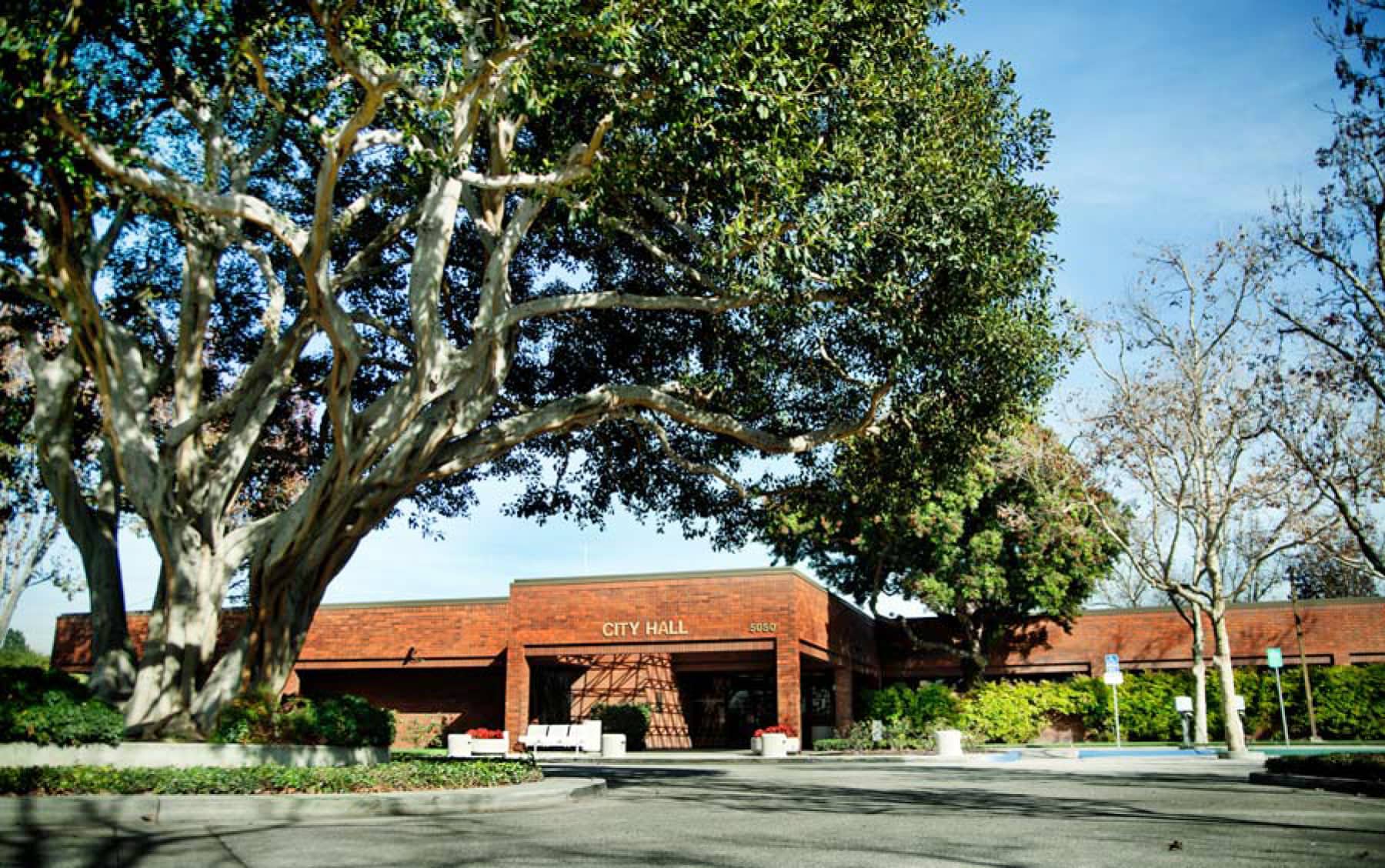 Hotels that allow 18-21 year olds in Lakewood, California