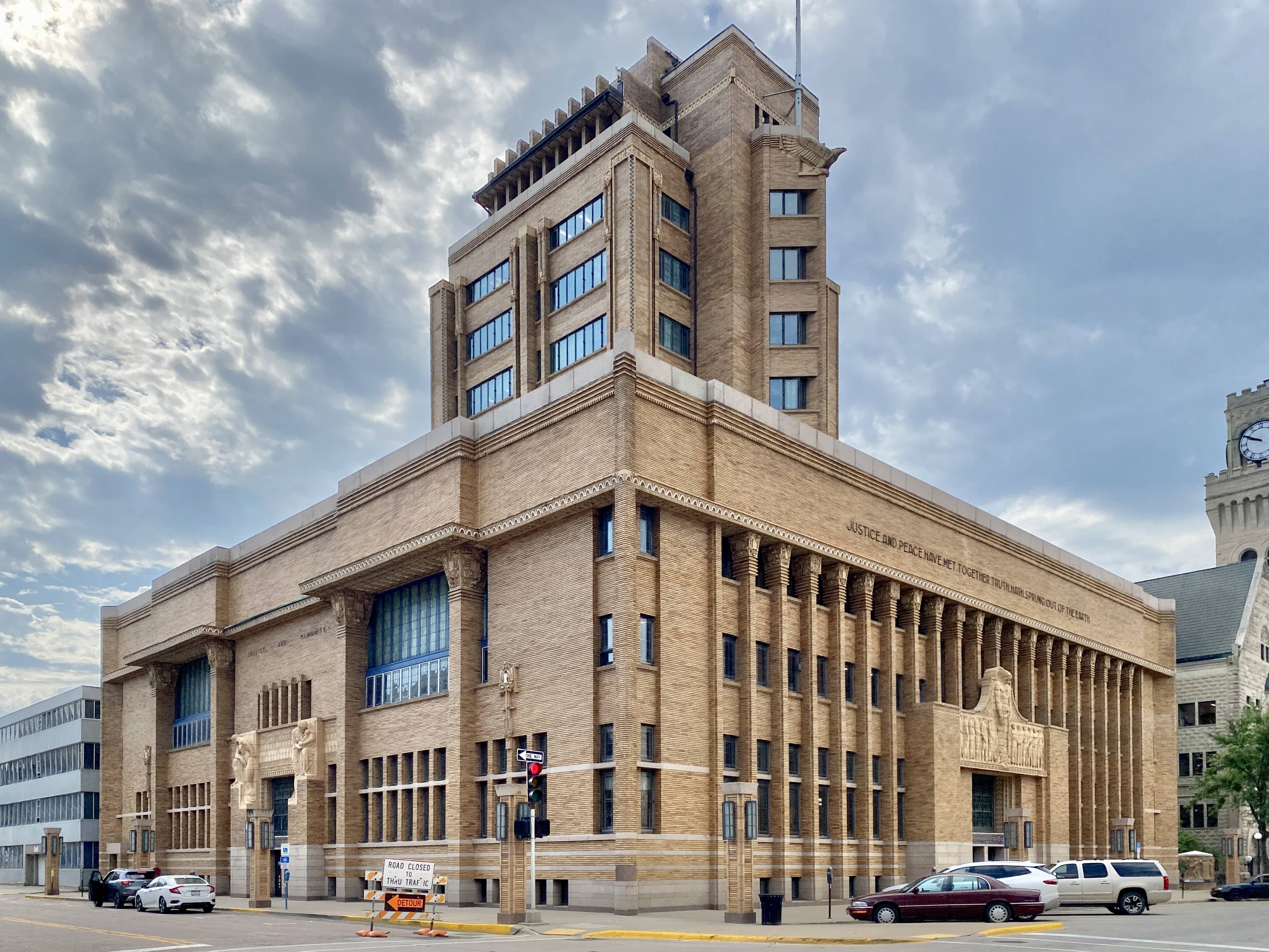 Hotels that allow 18-21 year olds in Sioux City, Iowa